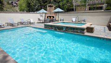 Et oppvarmet basseng