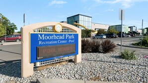 Schild für das Moorhead Park Recreation Center mit einem Schwimmbad.