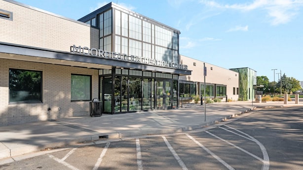 Ein modernes Gebäude mit Glasfassade und einem Schild mit der Aufschrift 'Moorefield Recreation Center'.