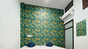 Ein Zimmer mit Bett, Klimaanlage und Fenster.