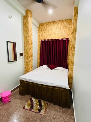 Standard Room, City View | Soundproofing, free WiFi - Dhanwantri Niwas Guest House By GRB (Varanasi)