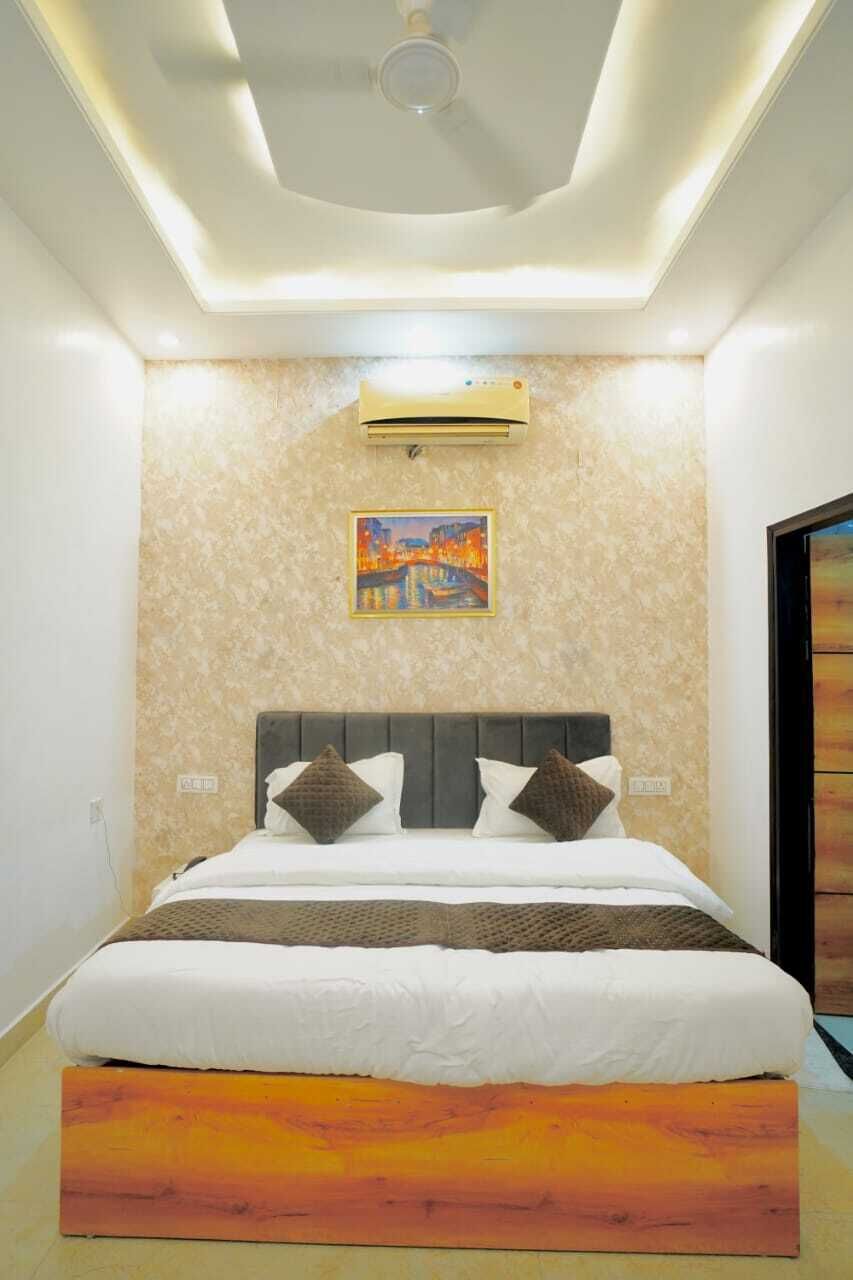 Deluxe Room, 1 King Bed, Smoking, Private Bathroom | Bathroom