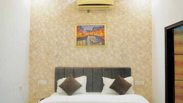 Deluxe Room, 1 King Bed, Smoking, Private Bathroom | Bathroom