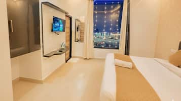 Deluxe Room, 1 King Bed, Smoking, Private Bathroom | Desk, blackout drapes, soundproofing, iron/ironing board