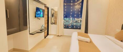 Deluxe Room, 1 King Bed, Smoking, Private Bathroom