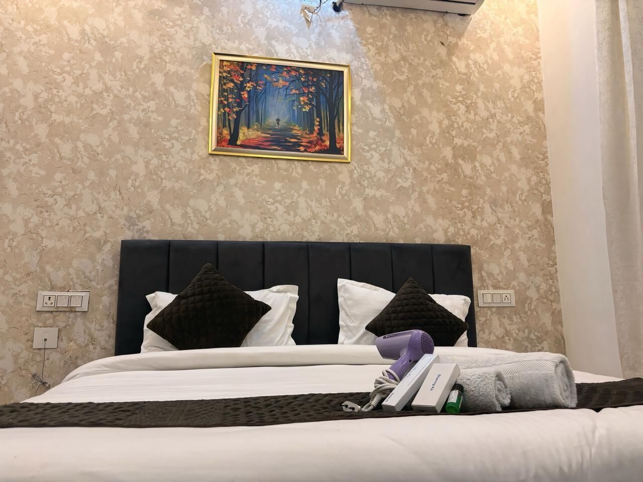 Camera Deluxe, 1 letto king, fumatori, bagno privato | Una scrivania, tende oscuranti, insonorizzazione, ferro/asse da stiro