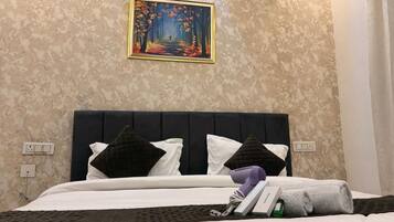 Camera Deluxe, 1 letto king, fumatori, bagno privato | Una scrivania, tende oscuranti, insonorizzazione, ferro/asse da stiro