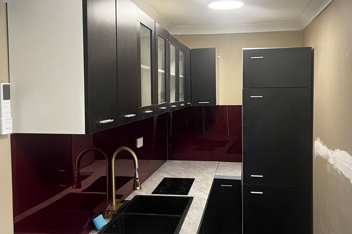 Full-size fridge, microwave, oven, stovetop