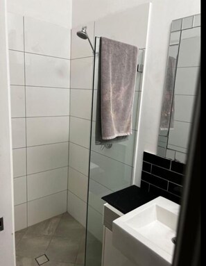 Towels, toilet paper - The Palm Hamilton Backpackers  (Hamilton)