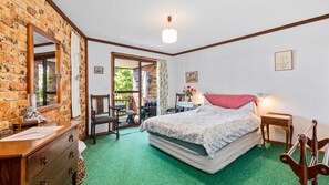 3 bedrooms, free WiFi - Relax and unwind in the lovely home next to the ocean (Lilli Pilli)