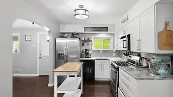 Refrigerador, microondas, horno y parrilla de estufa