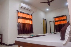 Phòng 4 dành cho gia đình | Bộ đồ giường kháng dị ứng, bàn, giường gấp/giường phụ (phụ phí) 