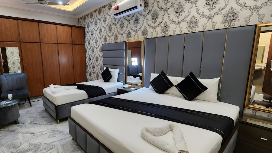 Red Fort Hotel Gulberg