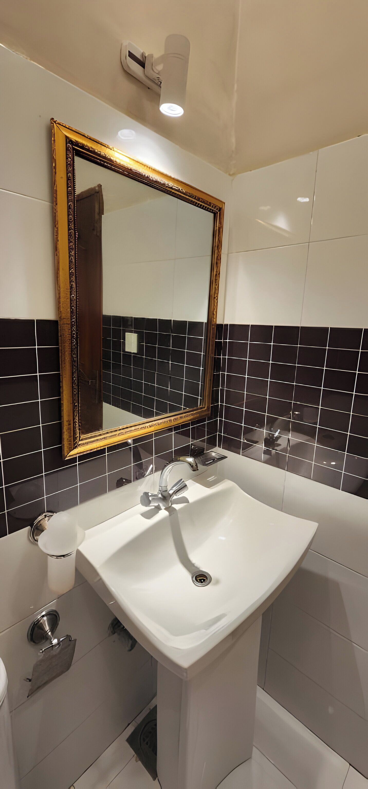 Ducha, pantuflas, toallas, jabón