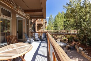 Outdoor dining - Ski-In/Ski-Out Condo in Keystone w/ 2 Private Balconies (Keystone)