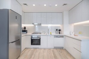 Kühlschrank, Mikrowelle, Herdplatte, Geschirrspüler