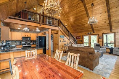 Lux 5Br, Lake & Mtn View, Hot Tub, Firepit Game Rm