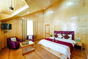 Habitación Deluxe doble, balcón, vistas a la montaña | Ropa de cama de alta calidad y espacio para trabajar con un portátil