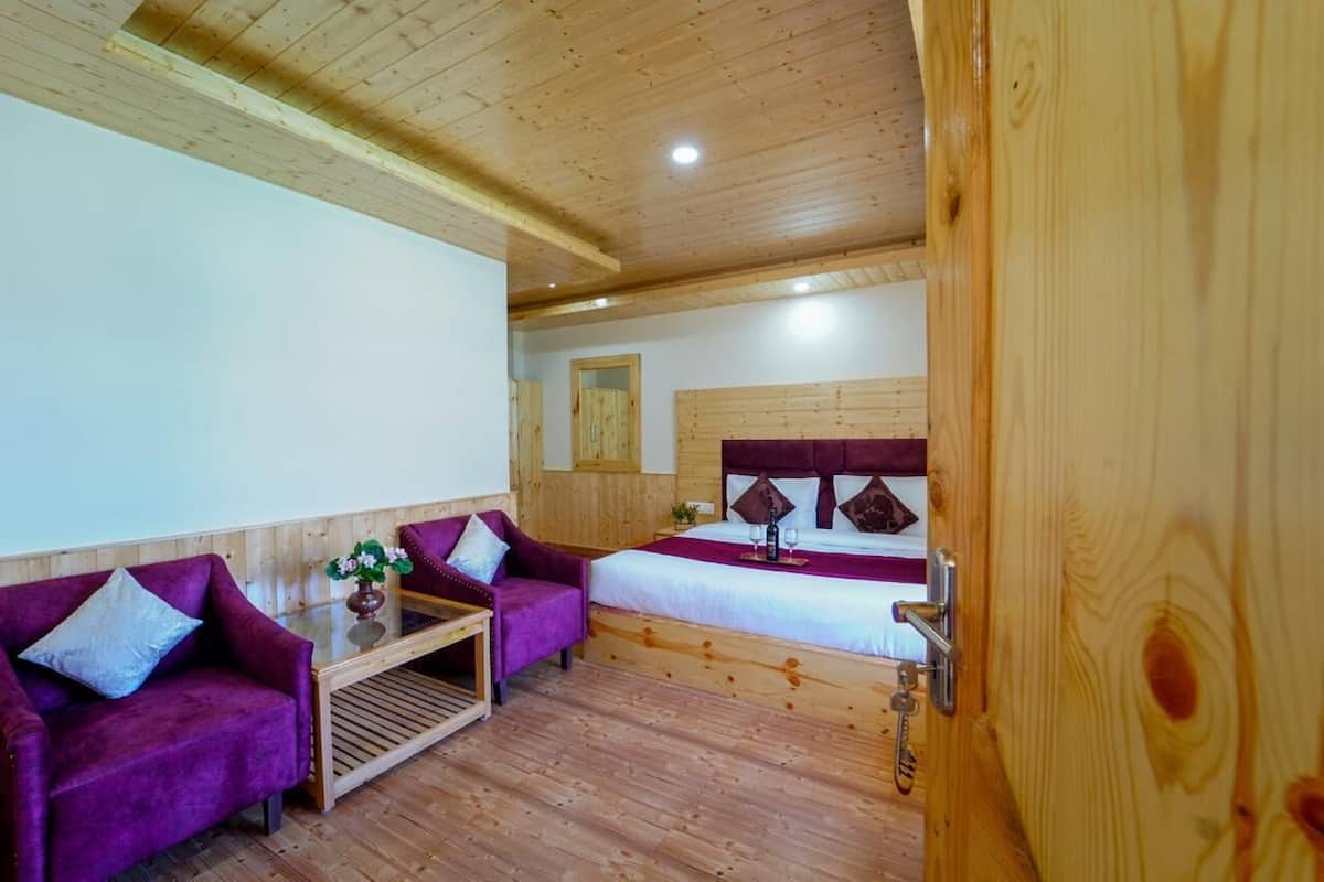 Deluxe Double Room, Balcony, Mountain View | Peralatan tempat tidur premium, ruang kerja komputer riba