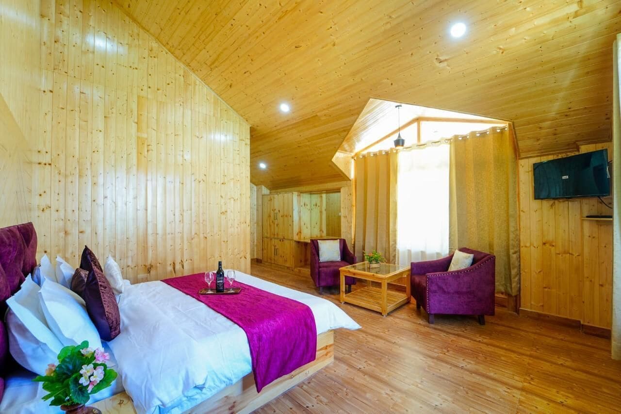 Habitación Deluxe doble, balcón, vistas a la montaña | Ropa de cama de alta calidad y espacio para trabajar con un portátil