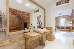 Doccia, asciugacapelli, asciugamani, sapone
