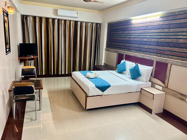 Deluxe driepersoonskamer | Een minibar, een kluis op de kamer, individueel gedecoreerd