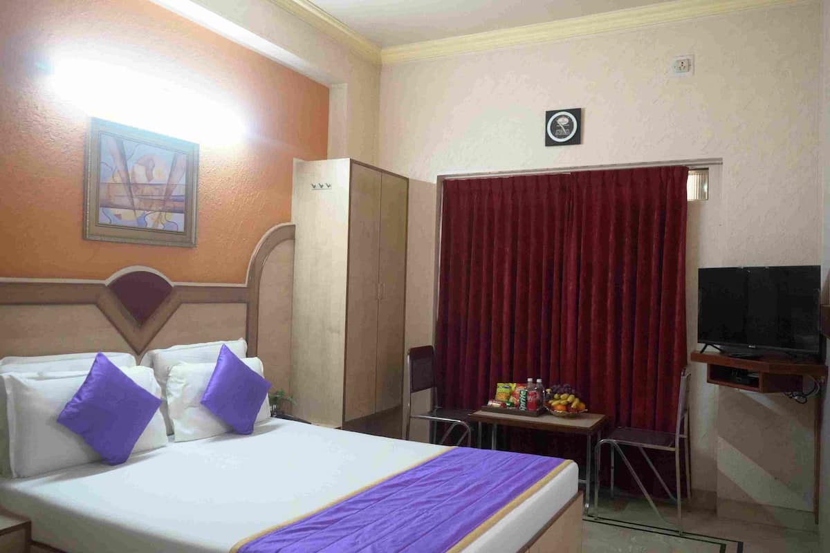 Standard Double Room | Minibar, in-room safe, laptop workspace, soundproofing