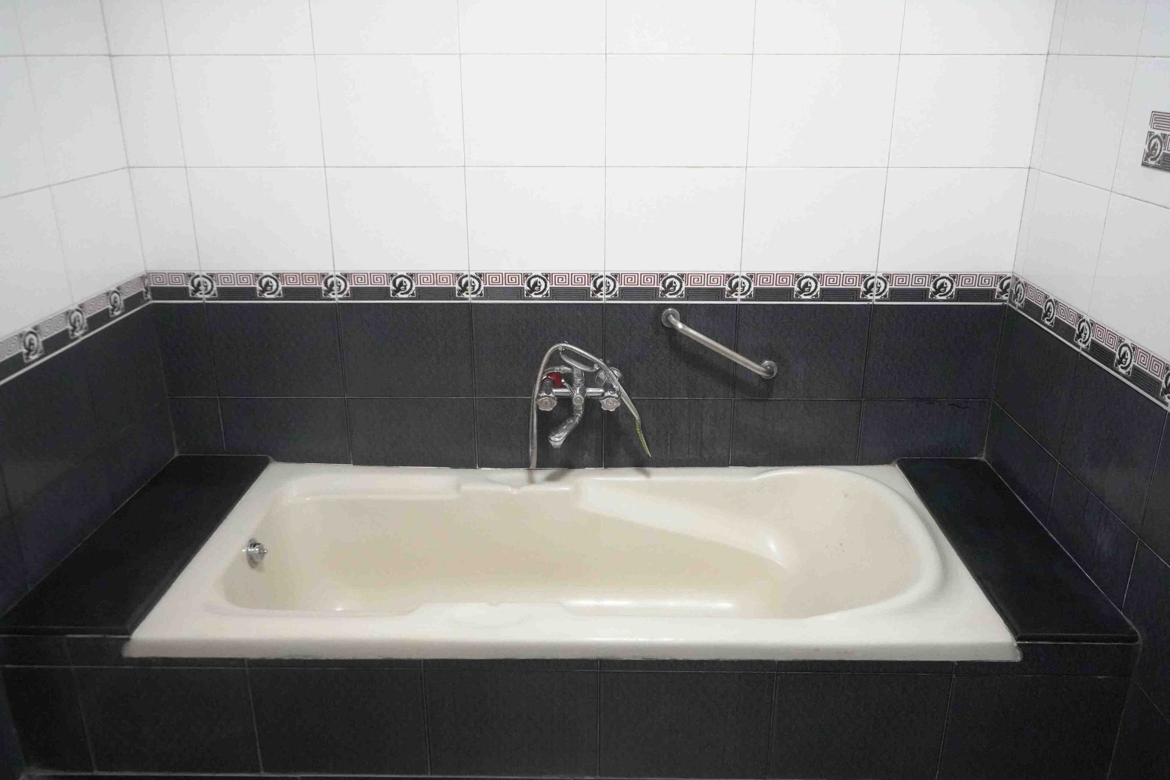 Jetted bathtub