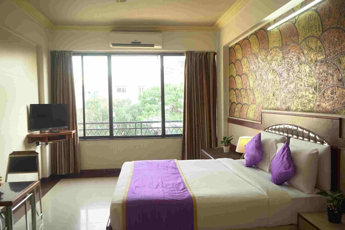 Executive Double Room | Minibar, in-room safe, laptop workspace, soundproofing