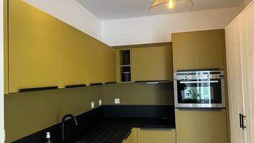 Réfrigérateur, plaque de cuisson, cafetière/bouilloire