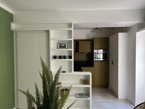 Refrigerador, placa de cocina, cafetera/tetera, tetera/pava eléctrica