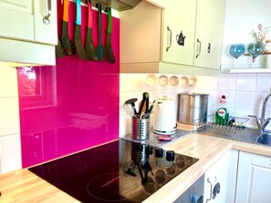 Fridge, microwave, oven, stovetop - 2 Bed Lodge - Sleeps 4 - Pets - Pool - Garden (Penzance)