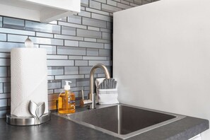 Douche, sèche-cheveux, serviettes fournies