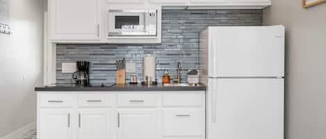 Réfrigérateur, micro-ondes, four, plaque de cuisson