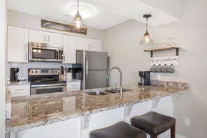 Fridge, microwave, oven, stovetop - Troon Golf View | Golf Course View | On-site Amenities (Branson)