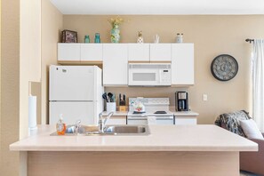 Frigorífico, microondas, horno y placa de cocina