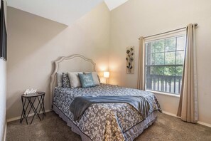 2 bedrooms, iron/ironing board, travel cot, WiFi - Scenic Spot Vacation Property (Branson)