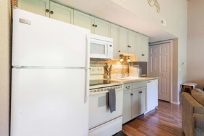 Fridge, microwave, oven, stovetop - Scenic Spot Vacation Property (Branson)