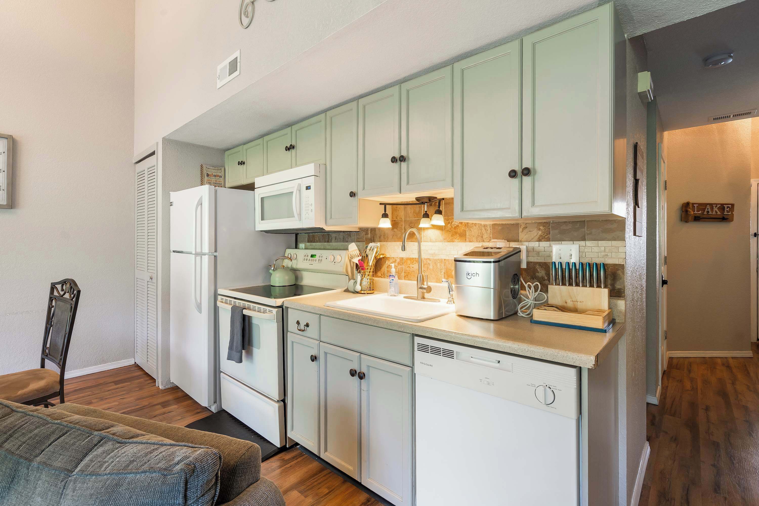 Køleskab, mikrobølgeovn, ovn, kogeplade