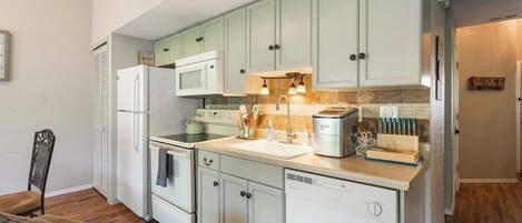 Jääkaappi, mikroaaltouuni, uuni, liesi