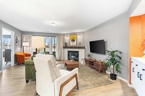 TV, fireplace, offices - River Rock Retreat Su (Branson)