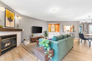 TV, fireplace, offices - River Rock Retreat Su (Branson)