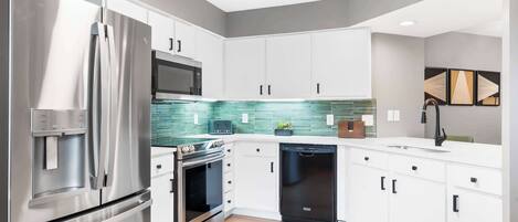 ثلاجة، ميكروويف، فرن، موقد طهي مسطح