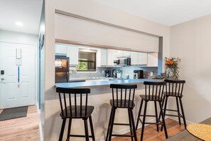 Fridge, microwave, oven, stovetop - My Kind of Getaway – Chic 2 BDR! (Branson)