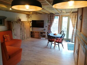 Dining - Stone Moor Lodge, Justin's Peak District Base Camp (Sheffield)