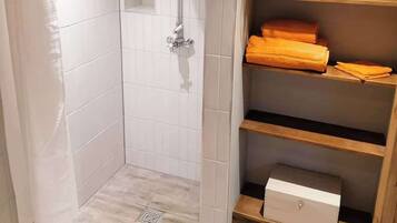 Cabane | Salle de bain | Douche, sèche-cheveux, serviettes fournies