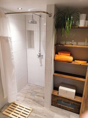 Cabin | Bathroom | Shower, hair dryer, towels - Stone Moor Lodge, Justin's Peak District Base Camp (Sheffield)