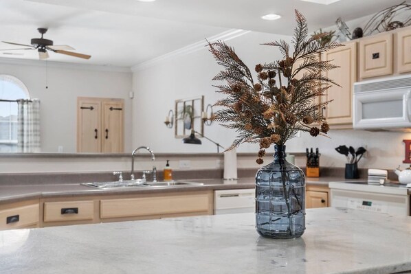 Fridge, microwave, oven, stovetop - Leisure at the Legacy of Thousand Hills (Branson)