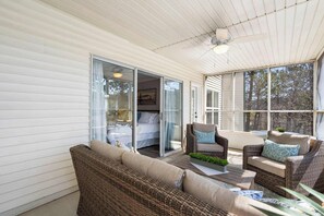 2 bedrooms, iron/ironing board, travel cot, WiFi - Lakeview Enchantment | Balcony (Branson)