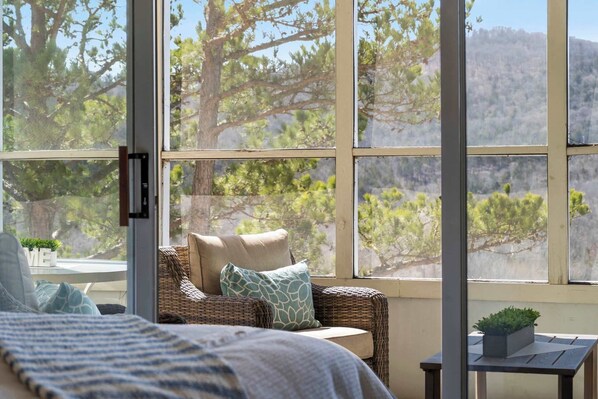 2 bedrooms, iron/ironing board, travel cot, WiFi - Lakeview Enchantment | Balcony (Branson)